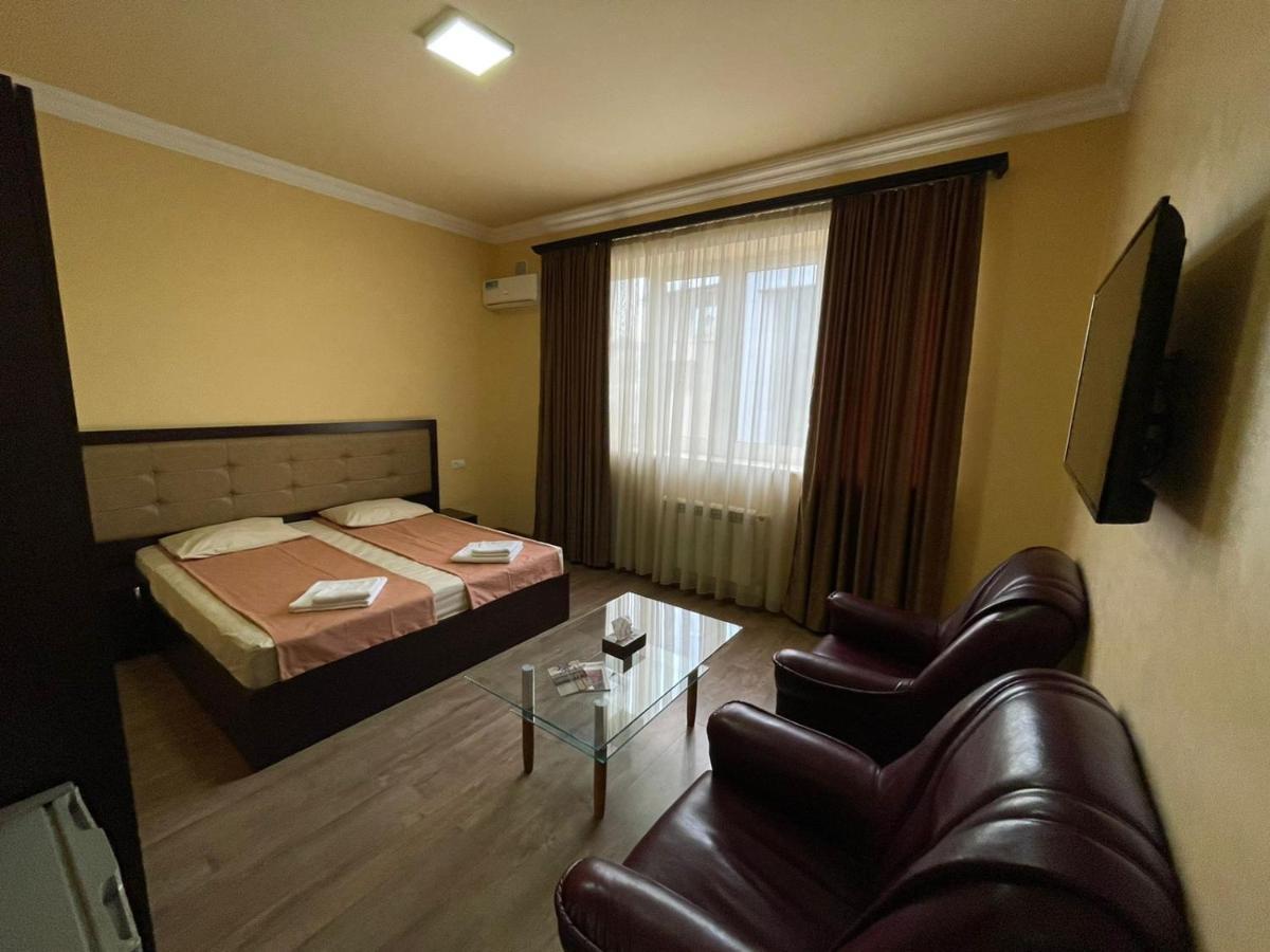 Mbm Hotel Jerevan Exteriör bild